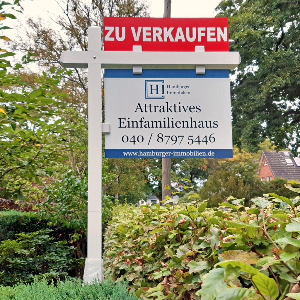 Info-Schild Makler Haus verkaufen